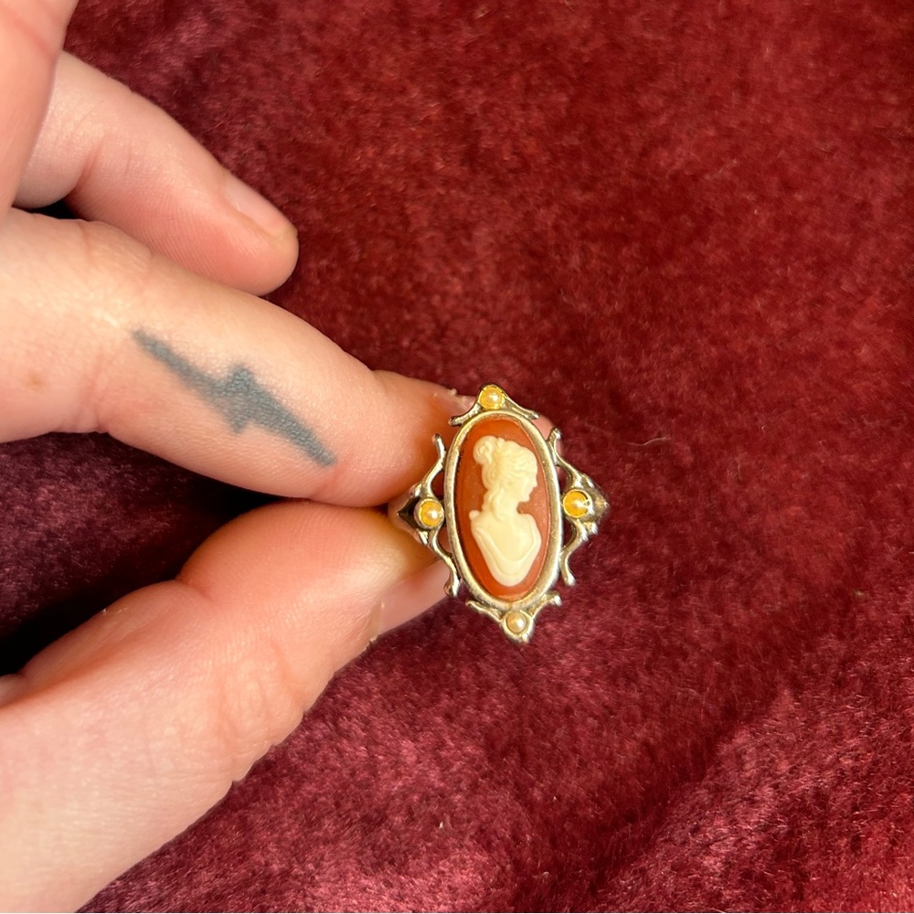 DEADSTOCK VINTAGE AVON 1970’s SILVER VINTAGE CAMEO RING - Picture 3 of 4